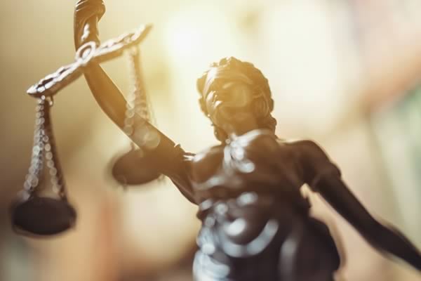 the-close-relationship-between-lawyers-and-insurance-companies